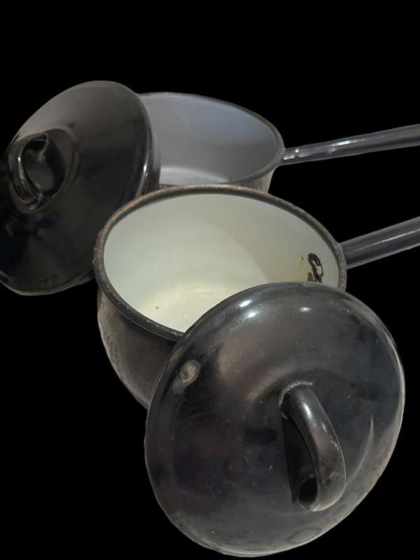 Enamel pots set