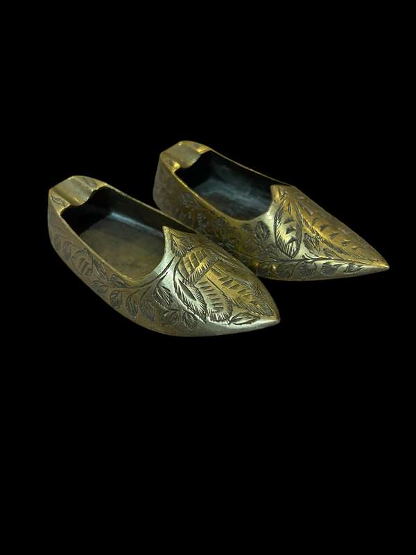 Ornament shoes brass