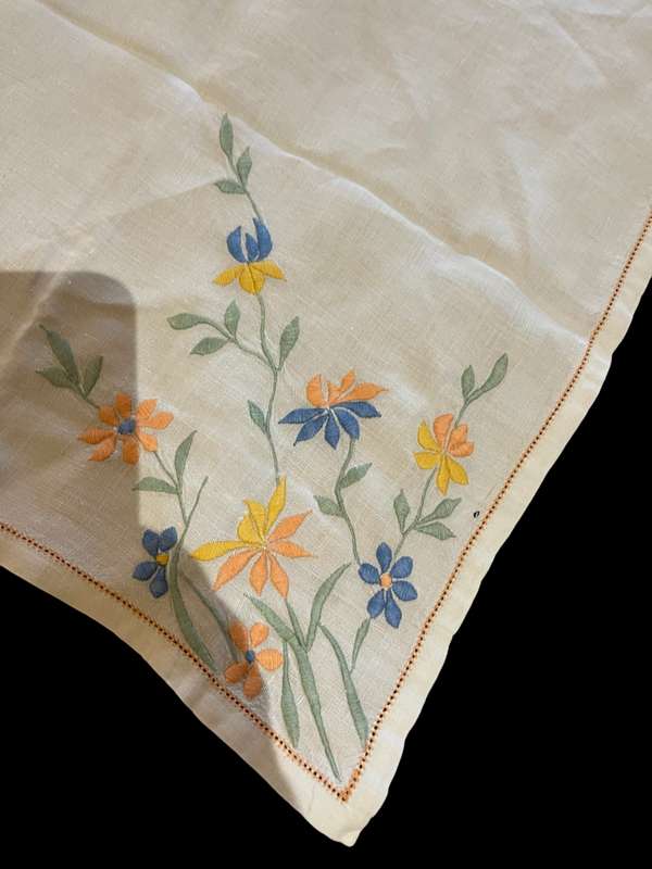 Table centrepiece /overlay/tablecloth embroidered (NR70)