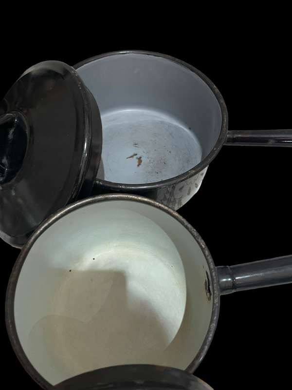 Enamel pots set