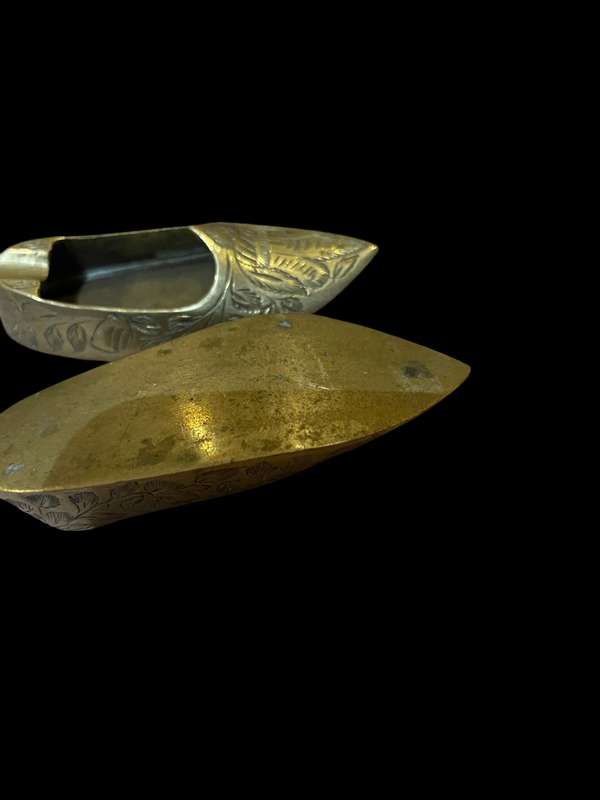 Ornament shoes brass