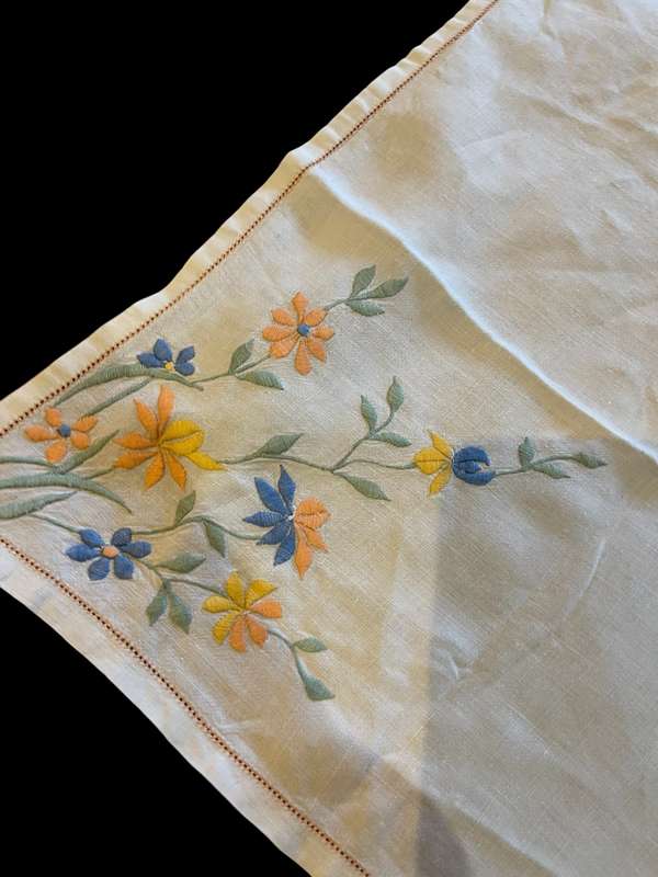 Table centrepiece /overlay/tablecloth embroidered (NR70)