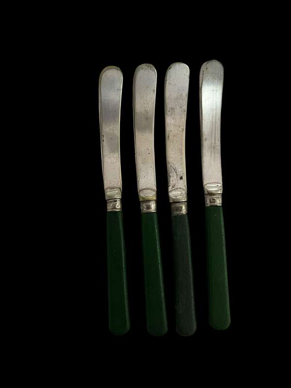 Butter knives x4