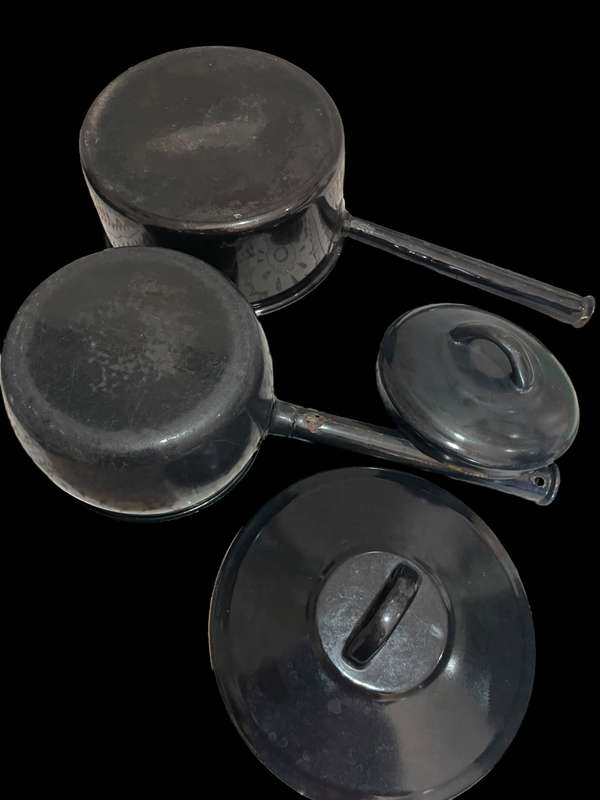 Enamel pots set