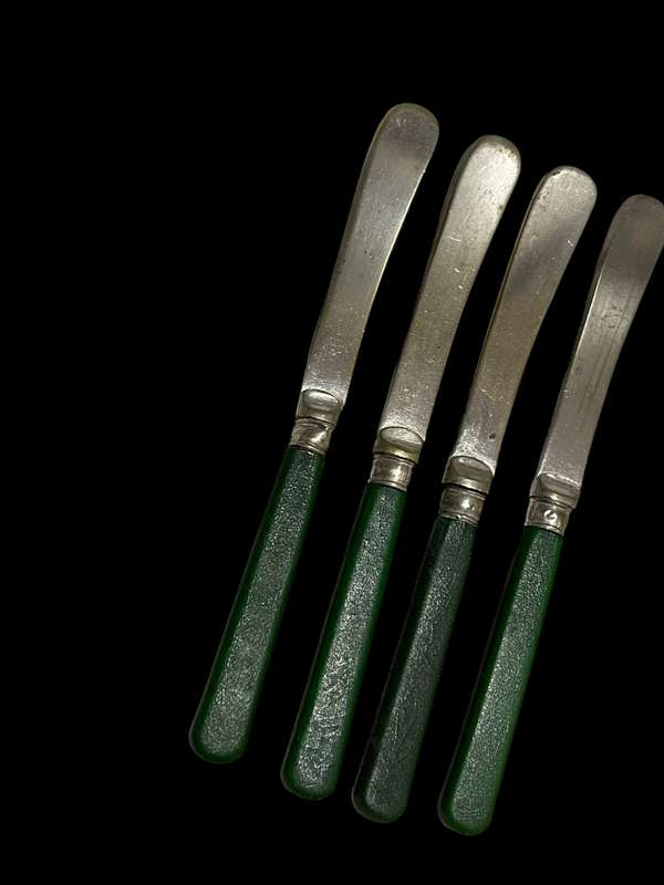 Butter knives x4