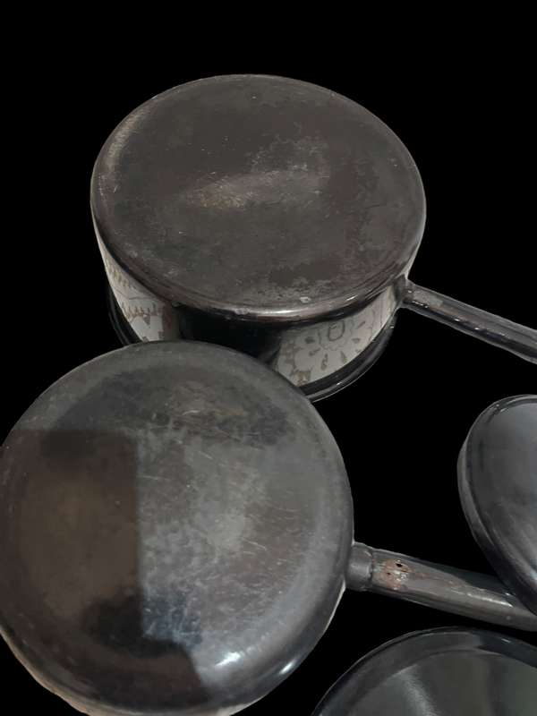 Enamel pots set