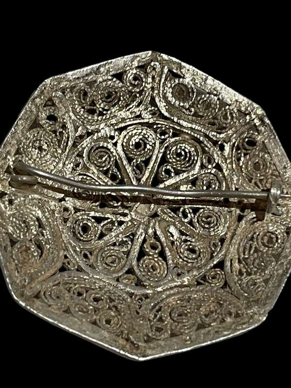 Brooch filigree