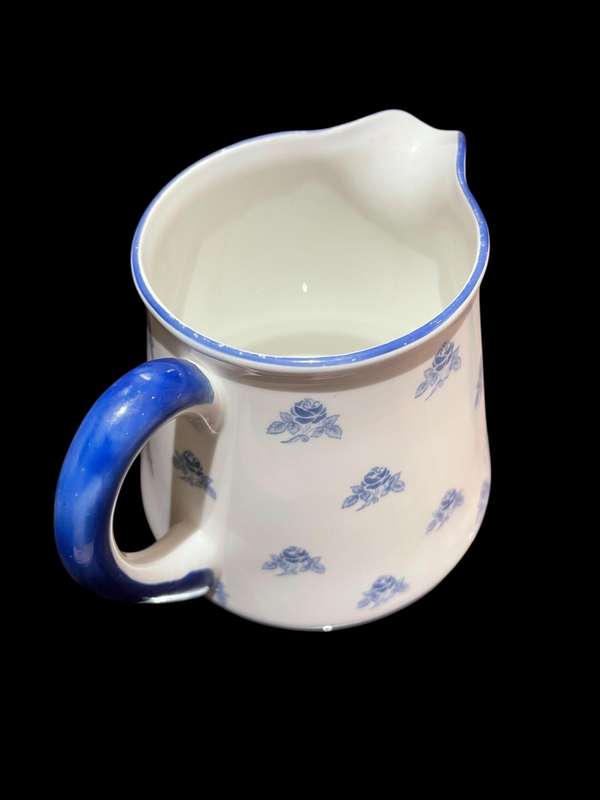 Milk jug Shelley