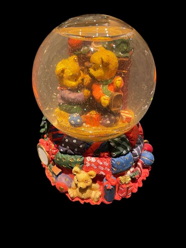 Ornament snow globe musical