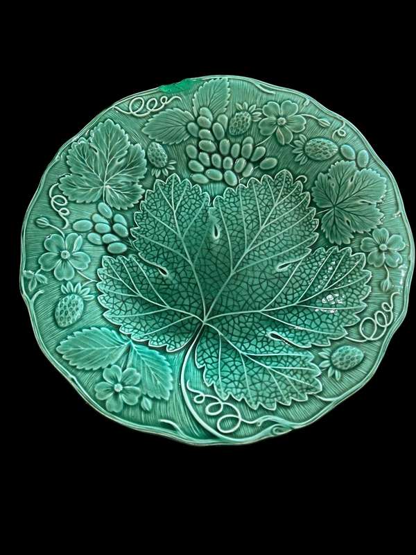 Plate Wedgwood cabbage leaf repaired