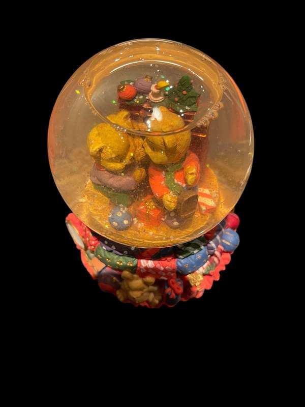Ornament snow globe musical