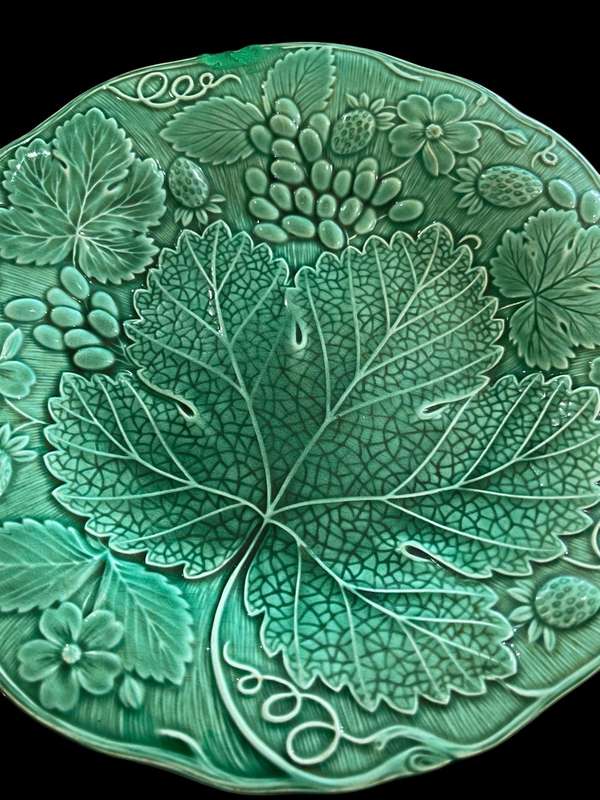 Plate Wedgwood cabbage leaf repaired