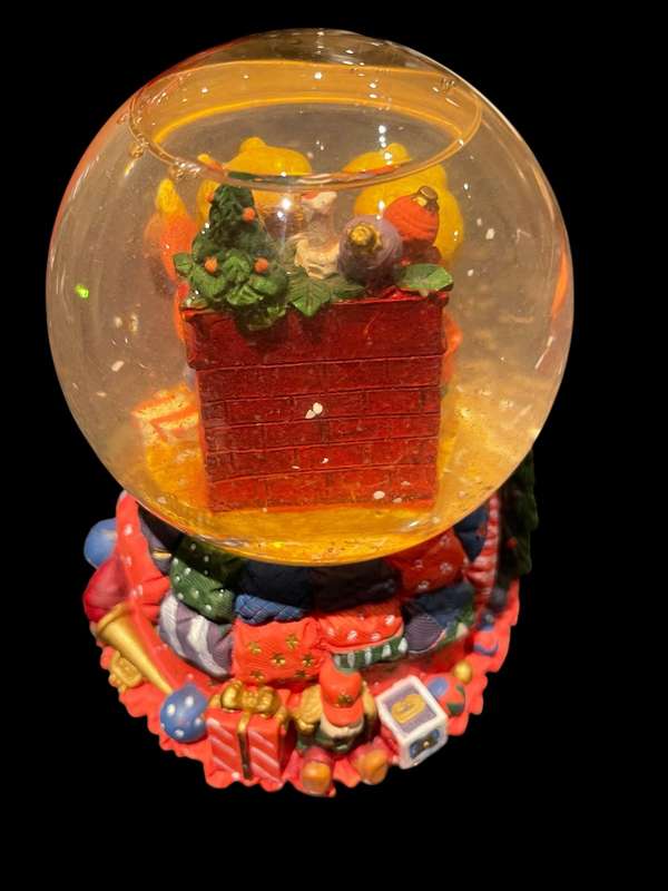 Ornament snow globe musical