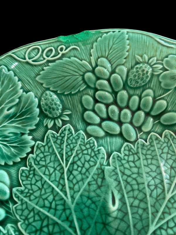 Plate Wedgwood cabbage leaf repaired