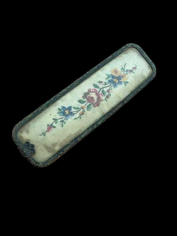 Clothes brush petit point