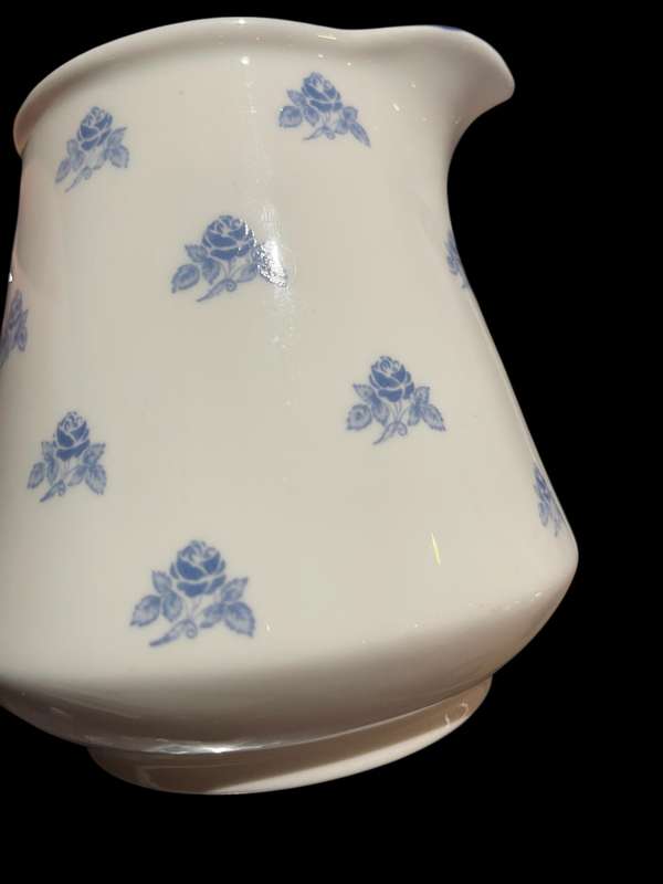Milk jug Shelley