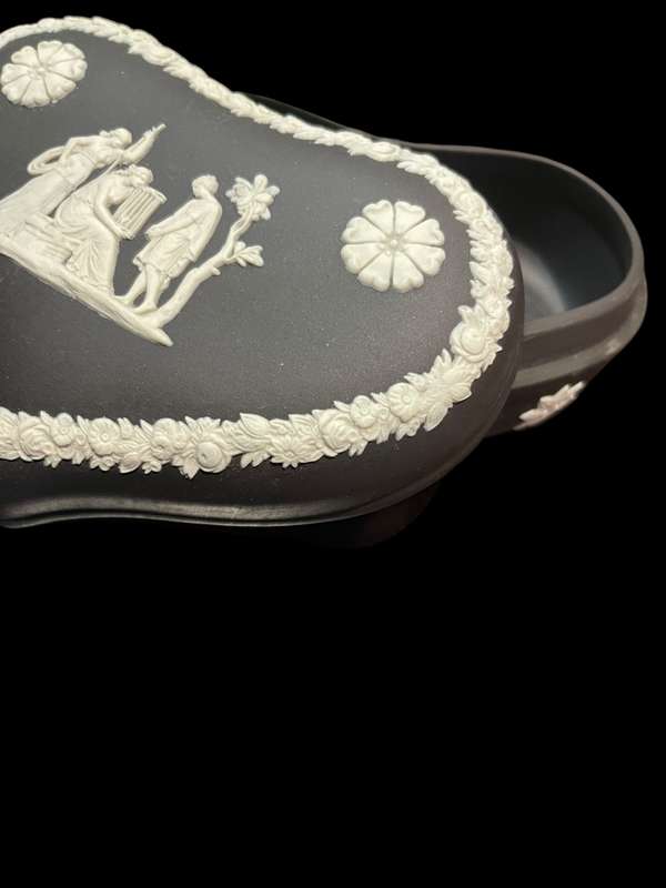 Jewellery holder Wedgwood black