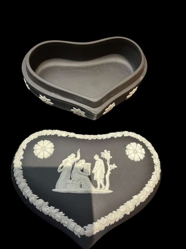 Jewellery holder Wedgwood black
