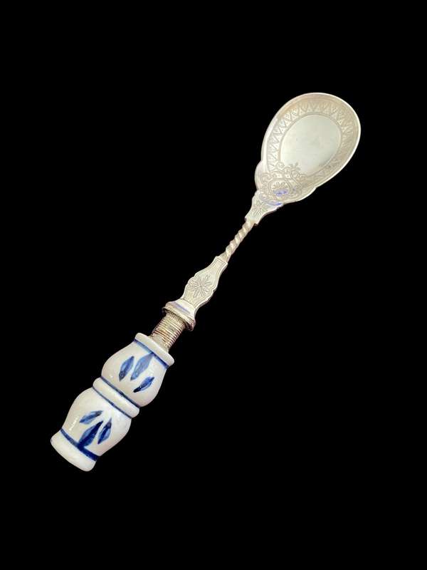 Serving spoon