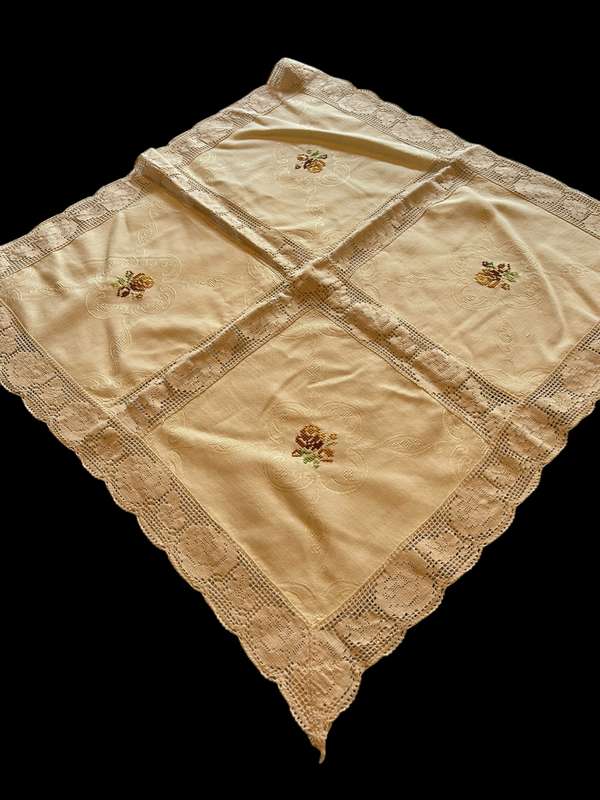 Table centre piece/overlay /tablecloth crochet edge(13)