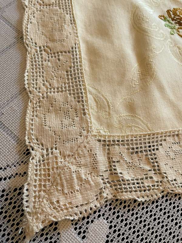 Table centre piece/overlay /tablecloth crochet edge(13)