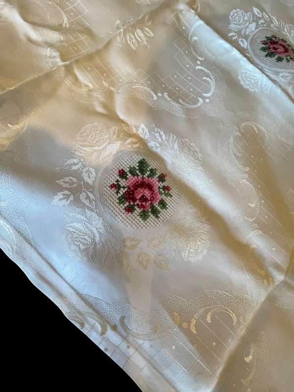 Tablecloth embroidered(NR64)