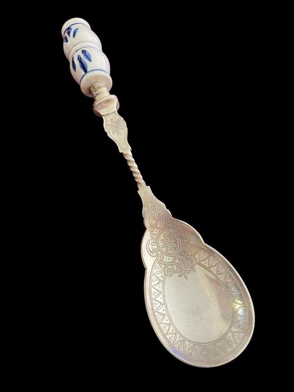 Serving spoon