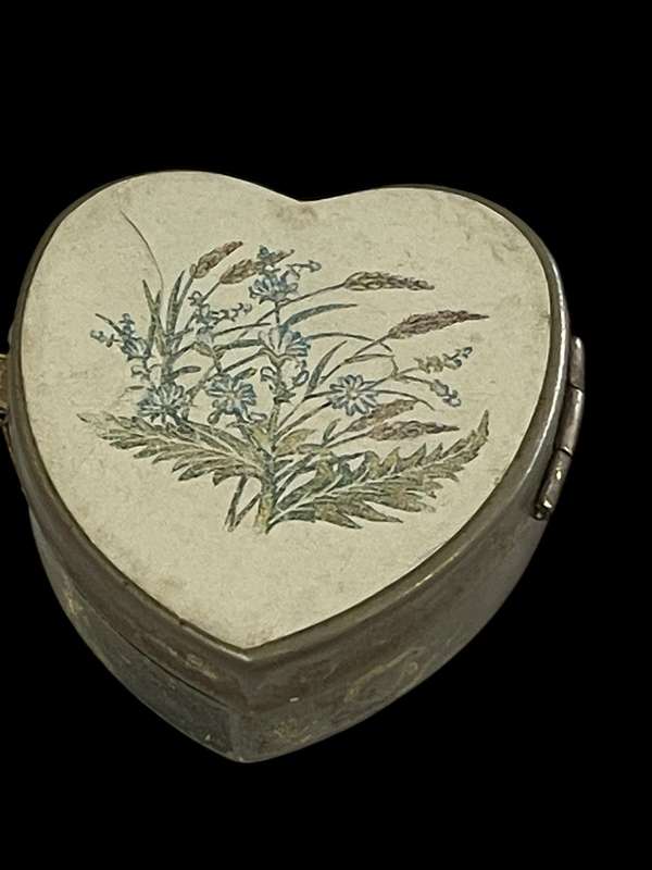 Pill box/trinket holder