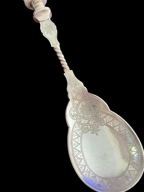 Serving spoon