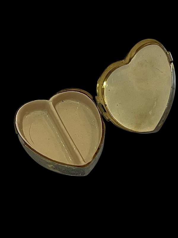 Pill box/trinket holder