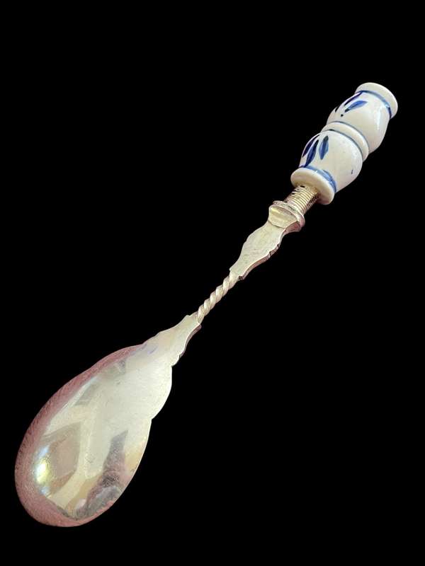 Serving spoon