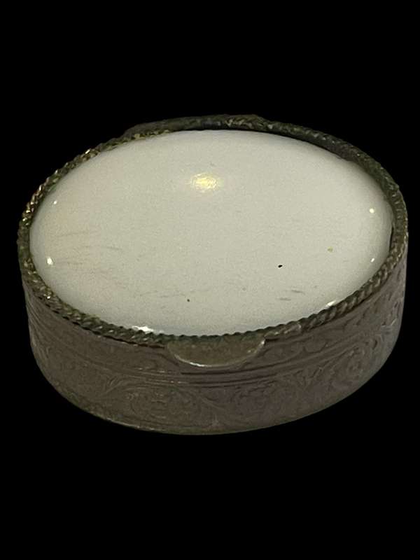 Pill box/trinket holder