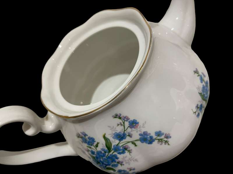 Teapot Royal Albert lid damaged