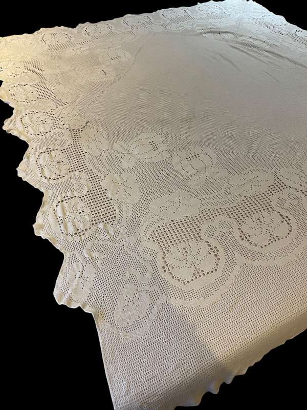 Blanket/tablecloth/throw crochet