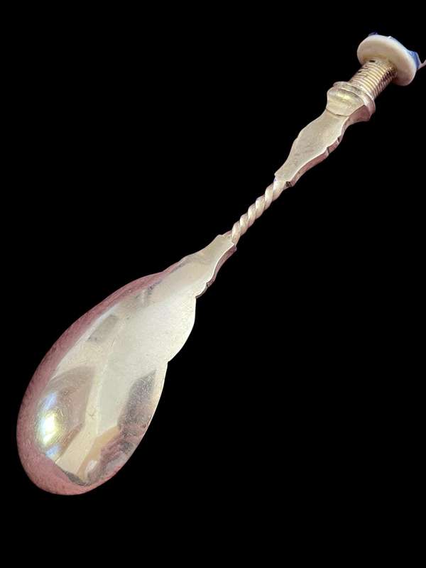 Serving spoon
