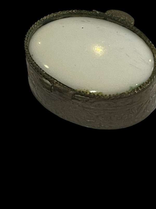 Pill box/trinket holder
