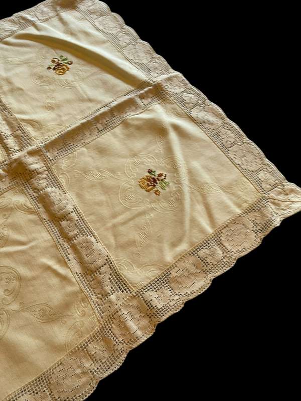 Table centre piece/overlay /tablecloth crochet edge(13)