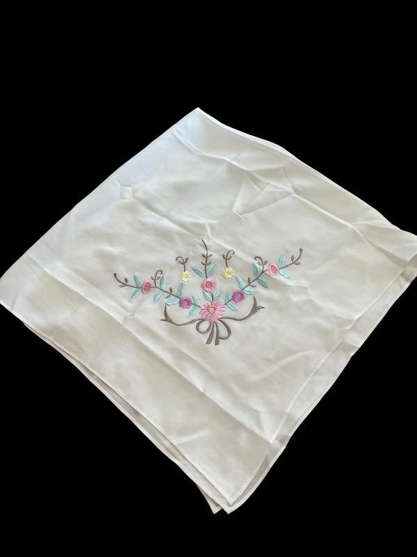 Table centrepiece /overlay embroidered(NR59)