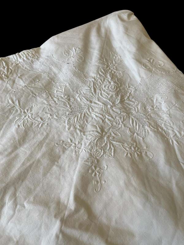 Tablecloth embroidered round(NR16)