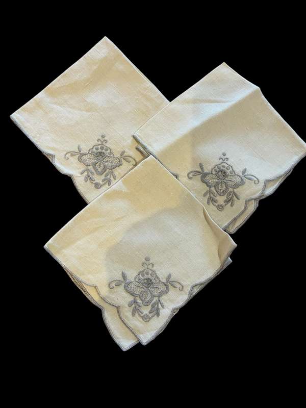 Napkins embroidered x3(NR15)