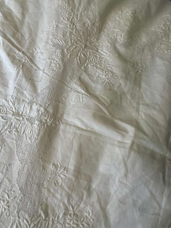 Tablecloth embroidered round(NR16)