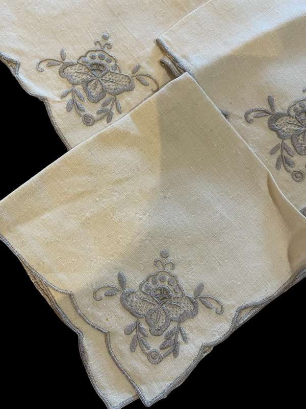 Napkins embroidered x3(NR15)