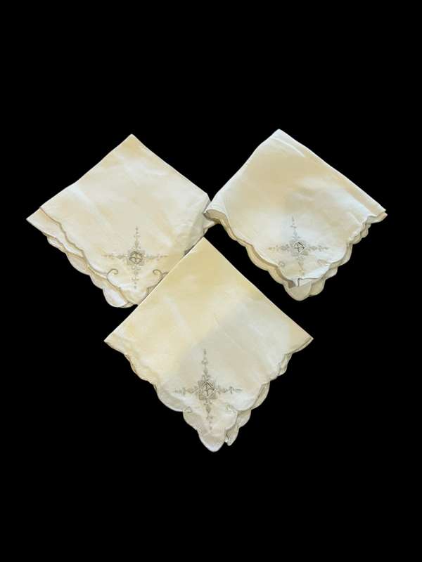 Napkins embroidered x3(NR12)