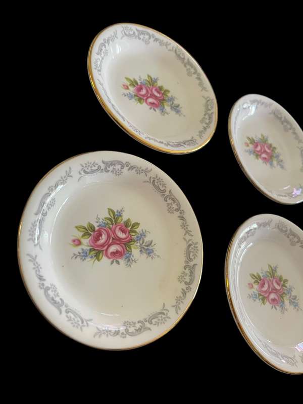 Plates/teaspoon rests Royal Albert each