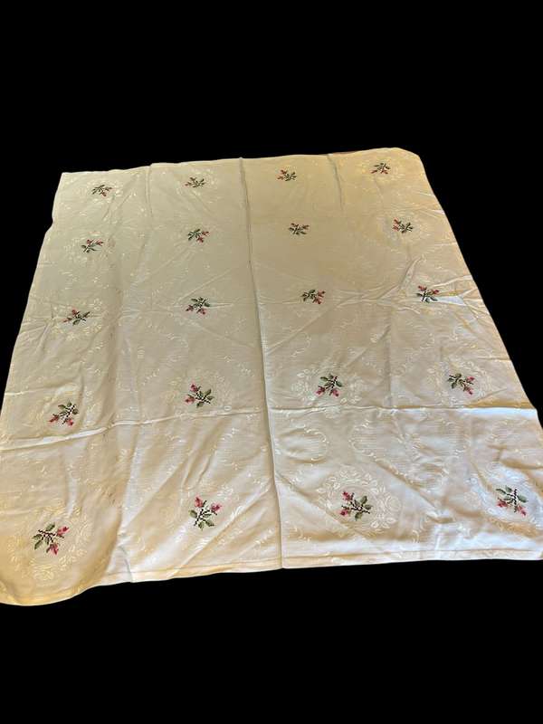 Tablecloth embroidered (NR65)