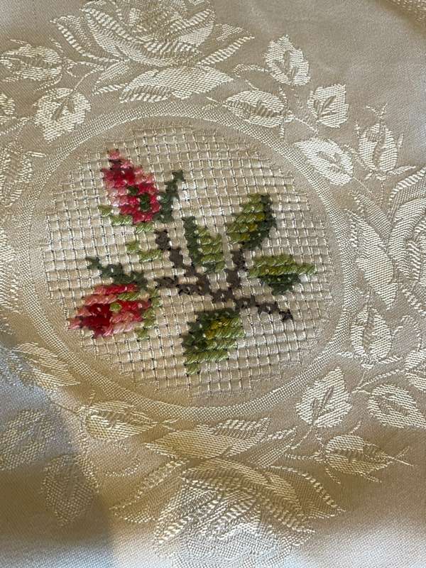 Tablecloth embroidered (NR65)