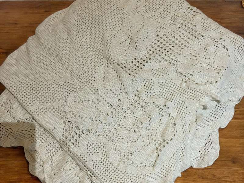 Blanket/tablecloth/throw crochet