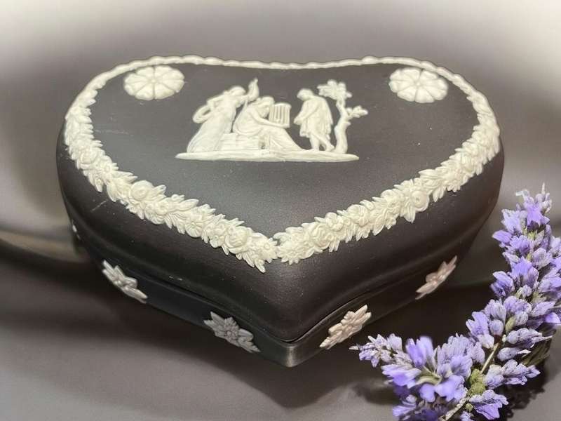 Jewellery holder Wedgwood black