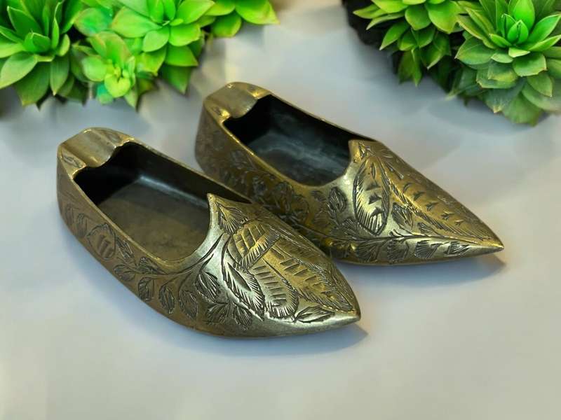 Ornament shoes brass