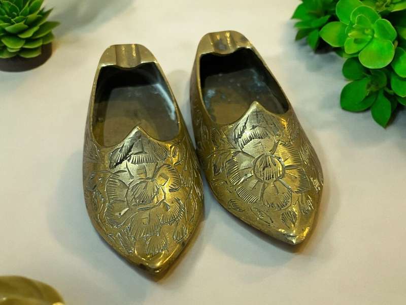 Ornament shoes brass